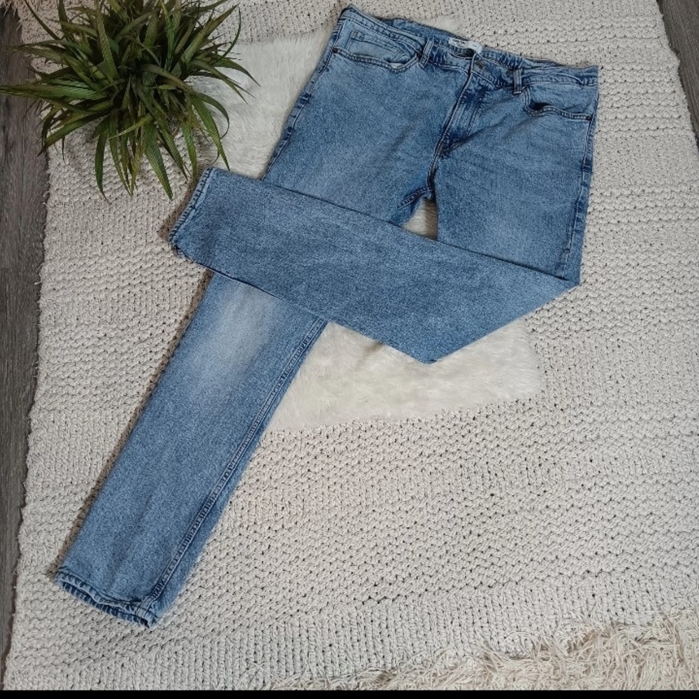 Signature by Levi Strauss Men's Faded Light Blue Slim Straight Jeans